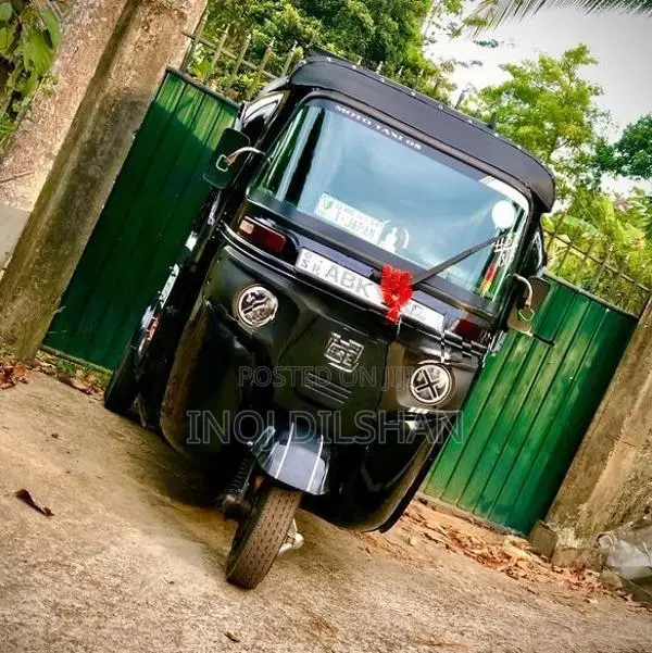 Bajaj RE 205 2016