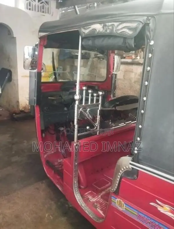 Bajaj RE AAP Threwheel 2014