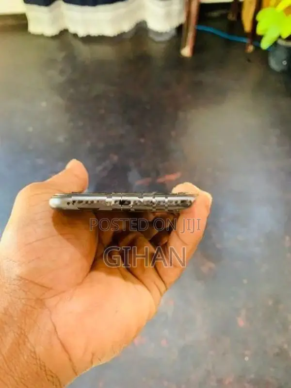 Apple iPhone SE 2 (Used)