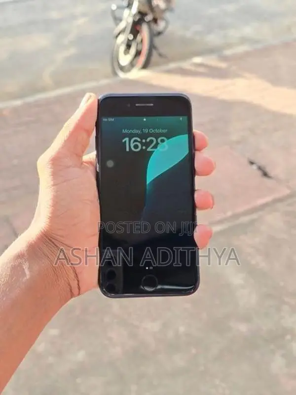 Apple iPhone SE 2 (Used)