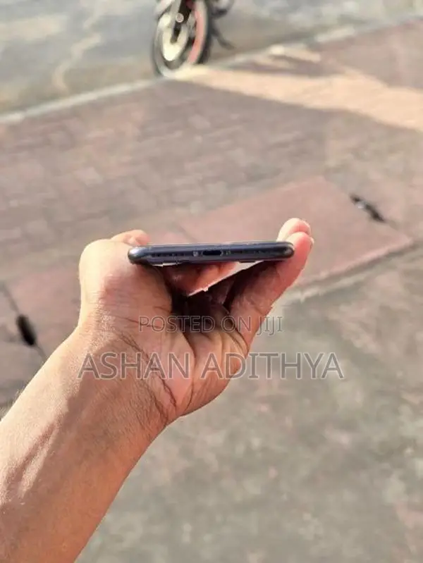Apple iPhone SE 2 (Used)