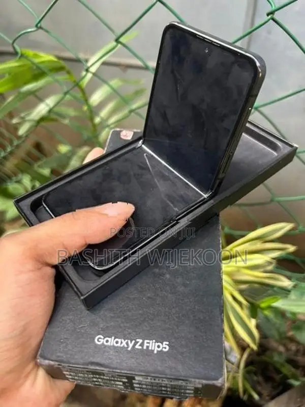 Samsung Galaxy Z Flip 5 (Used)