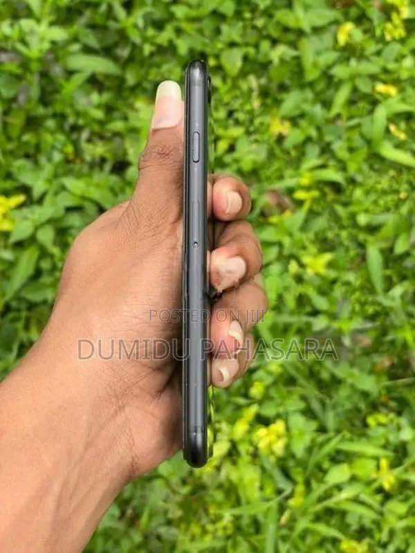 Apple iPhone SE 2 (Used)