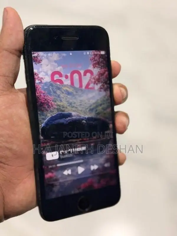 Apple iPhone SE 2 (Used)