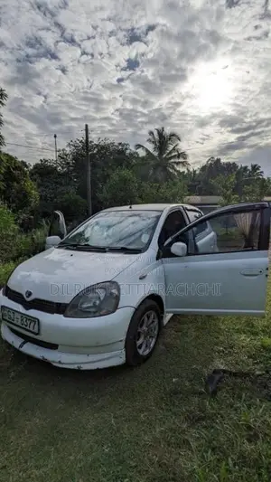 Toyota Vitz 2000 Car (Used)