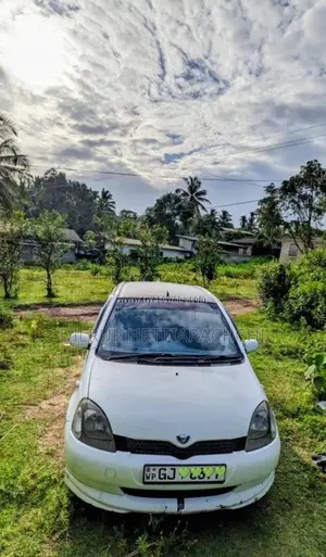 Toyota Vitz 2000 Car (Used)